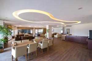 Imagem da galeria de Hotel Sunday Beach em Kusadası