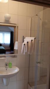 ムロンゴヴォにあるGreen House Marcinkowoのバスルーム(シャワー、シンク、タオル付)