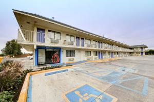 an empty parking lot in front of a hotel at Motel 6-San Marcos, TX in San Marcos