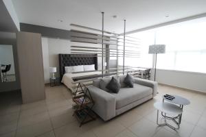 sala de estar con sofá y cama en Boutique Apartment Centro Histórico-402, en Ciudad de México