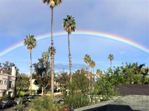 圣莫尼卡Double Suite Santa Monica - Free Parking的棕榈树下的天空彩虹