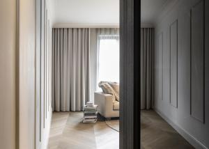 a mirror in a room with a couch and a window at Gulde Schoen Luxury Studio-apartments in Antwerp
