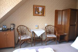 um quarto com uma mesa e duas cadeiras em Willa Helena em Łeba