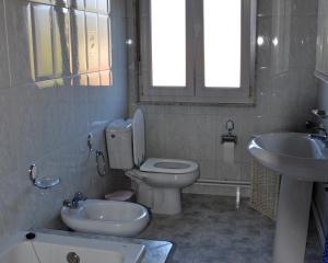a bathroom with a toilet and a sink at Apartamentos casa enrique in Lires
