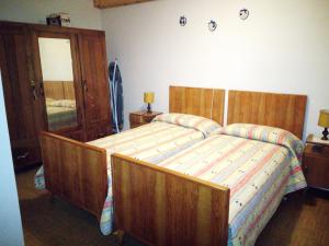 菲耶拉迪普里米耶羅的住宿－da Michela，一间卧室配有一张大床和镜子