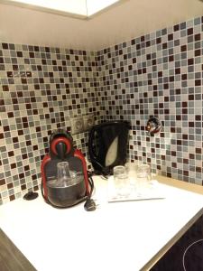 een aanrecht met een waterkoker en glazen bij PATH Dukes Apartment in Porto