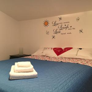 Un dormitorio con una cama con toallas. en La Casetta di Andrea & Vale, en Termini Imerese