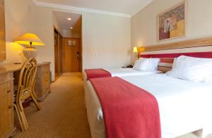 Llit o llits en una habitació de Riviera Hotel