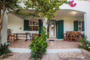 Americano's Suítes的戶外休息區或室外區