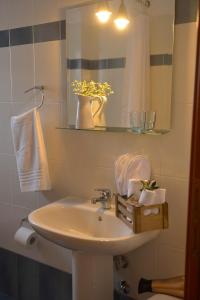 La salle de bains est pourvue d'un lavabo et d'un miroir. dans l'établissement Fountoukli, à Kastoria