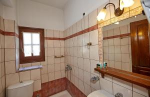 Kylpyhuone majoituspaikassa Hotel Atrapos
