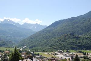 eine Stadt in einem Tal mit Bergen im Hintergrund in der Unterkunft Hotel Le Verger in Châtillon