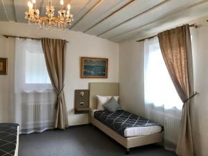 ガルミッシュ・パルテンキルヒェンにあるGolden GaPa Central Family Apartment 8のベッドとシャンデリアのある寝室