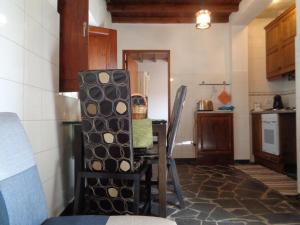 a kitchen with a table and a chair in a room at Sossego in Pedrógão Grande