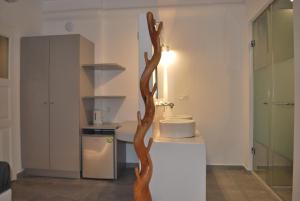 A kitchen or kitchenette at Mina Studios