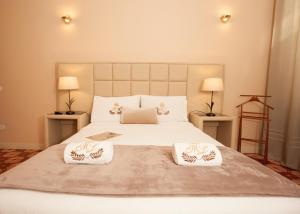 una camera da letto con un grande letto bianco con due lampade di ML Apartments Story a Porto