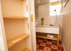 un piccolo bagno con lavandino e WC di ML Apartments Story a Porto Altre 33 foto