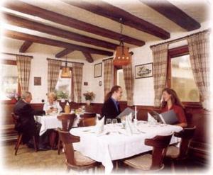 
Ein Restaurant oder anderes Speiselokal in der Unterkunft Hotel Gasthof Hirsch 
