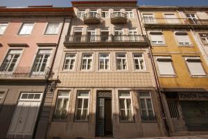 un alto edificio con finestre e balconi su strada di ML Apartments Story a Porto