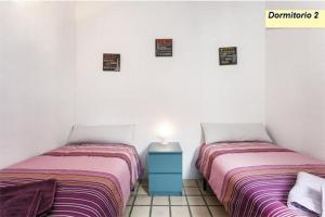 バルセロナにあるApartamento Joelのベッド2台が隣同士に設置された部屋です。