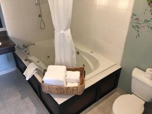 Kalispell Grand Hotel tesisinde bir banyo