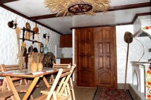 - une salle à manger avec une table et des chaises en bois dans l'établissement U Olgi, à Trouskavets