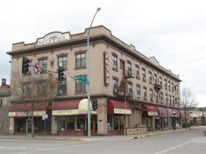 a building on the corner of a street with a traffic light at Kalispell Grand Hotel in Kalispell