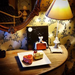 een tafel met een bord eten en een lamp bij Hotel Mirto in Litóchoron