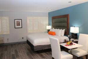 Łóżko lub łóżka w pokoju w obiekcie BLVD Hotel & Studios- Walking Distance to Universal Studios Hollywood