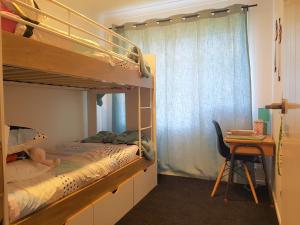 1 dormitorio con 2 literas y escritorio en House In The Heights, en Taupo