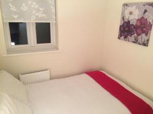 Un dormitorio pequeño con una cama y una ventana. en New and Comfortable with Parking, en Andover