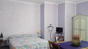 マリアーノ・イン・トスカーナにあるAgriturismo QuartoPodereのベッドルーム(ベッド1台、テレビ付)