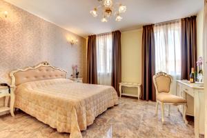 1 dormitorio con 1 cama, mesa y sillas en New Reiter Hotel, en Lido de Venecia
