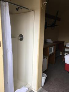 a room with a bathroom with a shower curtain at The Canyon Motel & RV Park in Williams
