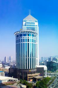 武漢市にあるウーハン ジン ジャン インターナショナル ホテルの大きな窓のある高層ビル