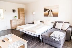 een woonkamer met een bed en een bank bij Petra in Goslar