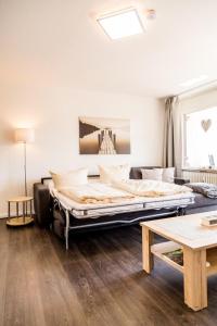 - une chambre avec un grand lit et un canapé dans l'établissement Petra, à Goslar