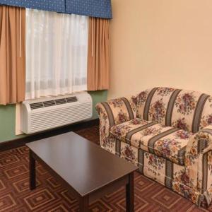 een woonkamer met een bank en airconditioning bij Americas Best Value Inn-Baytown in Baytown
