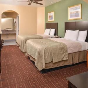 um quarto de hotel com duas camas num quarto em Americas Best Value Inn-Baytown em Baytown