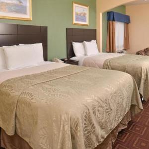 Habitación de hotel con 2 camas y sofá en Americas Best Value Inn-Baytown, en Baytown