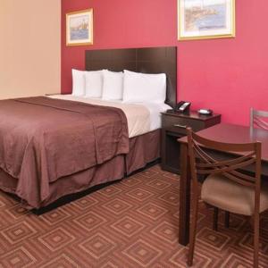 Postel nebo postele na pokoji v ubytování Americas Best Value Inn-Baytown