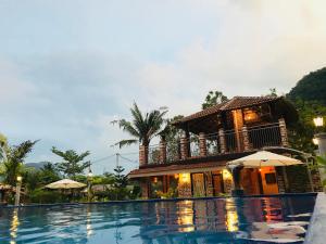 un complexe avec une piscine et une maison dans l'établissement EFM GREENLAND IPOH, à Ipoh