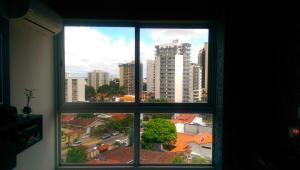 una ventana con vistas a la ciudad en APARTAMENTO CENTRICO, CÓMODO y DE LUJO, en Santa Cruz de la Sierra