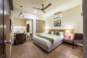 钦奈Treebo Nestlay Casa的一间带床和浴室的酒店房间