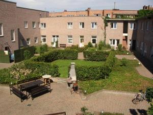 eine Luftansicht auf einen Innenhof mit einem Gebäude in der Unterkunft Budget Flats Leuven in Löwen