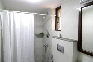 Phòng tắm tại Hill Top Goa Lodge +20 ảnh