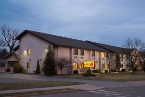 un edificio sin señal de perros delante de él en Super 8 by Wyndham Ithaca, en Ithaca