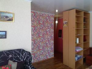 トムスクにあるКвартира в ЦЕНТРЕ на проспекте Ленинаの花の壁紙の壁が備わるリビングルーム