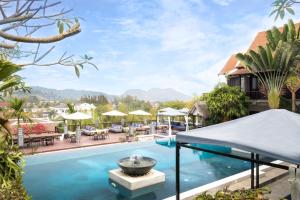 vista para a piscina no resort em Kiridara Luang Prabang em Luang Prabang