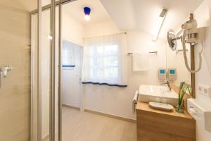 Koupelna v ubytování Lust und Laune Hotel am Wörthersee + 77 fotografií